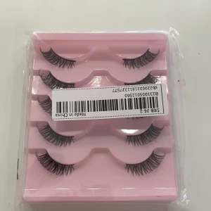 5-pack cat eye lösögonfransar i svart - Säljer ett 5-pack svarta lösögonfransar i en rosa plastförpackning. Fransarna är täta med en snygg böj för en cat eye look. Perfekta för att lyfta din sminkning till nästa nivå.