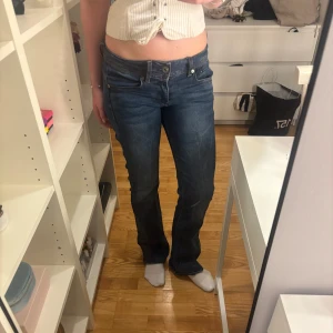 Blå bootcut jeans låg midja - Säljer ett par klassiska blå jeans med bootcut och låg midja. Jeansen har en snygg tvätt med lätt slitning och sitter tajt upptill men släpper vid vaden. 💕