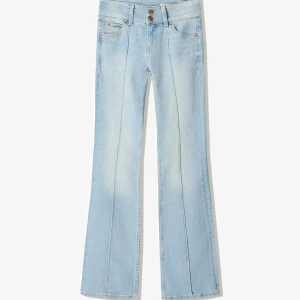 Slutsålda jeans - Ett par jeans från Bershka med stretch och väldigt fin färg, midjebmåttet är ungefär 82cm💞