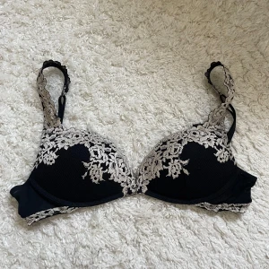 Svart bh intimissmi 70b - Supersnygg svart spets push-up bh med broderade och blommiga detaljer. Storlek 70b💕från intimissmi. Nypris: 599