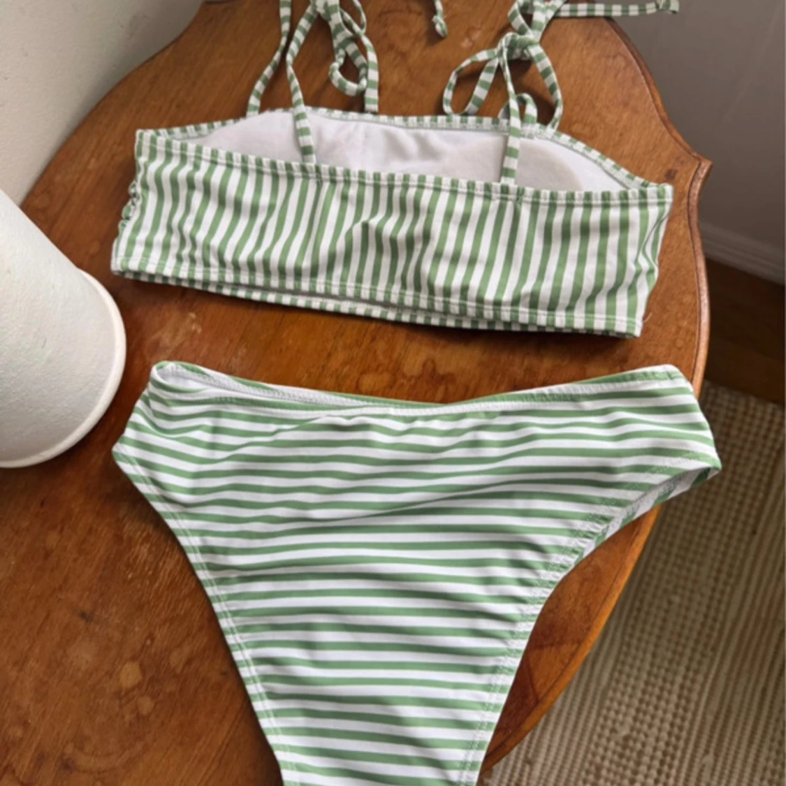 Grönvit randig bikini med knyt - 1