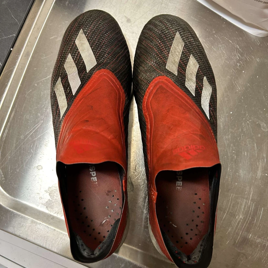 Adidas röda och svarta fotbollsskor