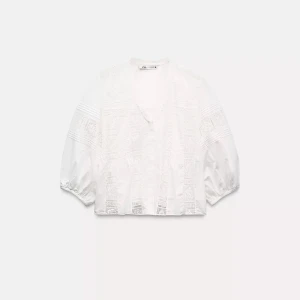 Vit blus med spets från Zara - Super fin blus från Zara❣️ nästan helt oanvänd utan några defekter alls. Pris kan diskuteras, kom privat för fler bilder eller om ni undrar något❣️