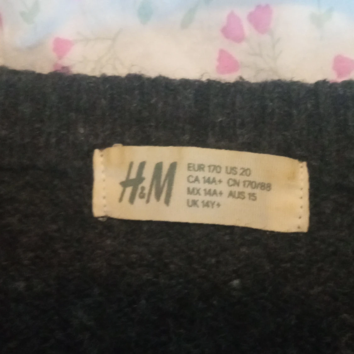 Mörkgrå stickad tröja med vita pärlor - 2