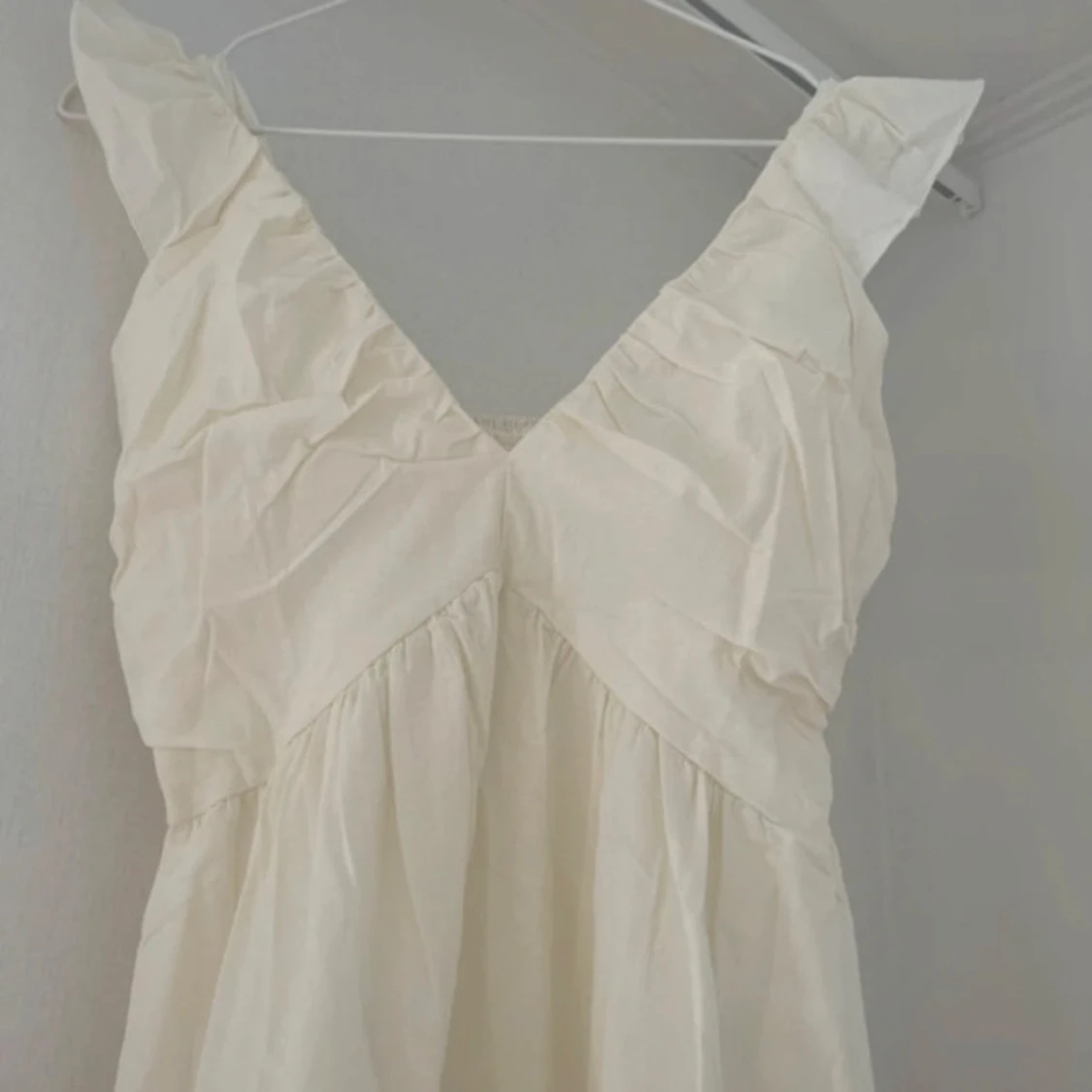 Vit långklänning med volangärmar - 1