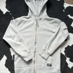 Ljusgrå Ziphoodie Björn Borg - Ljus grå zip Hoodie ifrån Björn Borg | Storlek M | Klassisk passform | Skick 9,5/10 | Pris 325kr eller bud | Skriv vid frågor eller funderingar! 