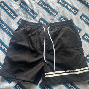 Lacsoste Badshorts - Storlek XL men liten i storlek, Oanvänd!!