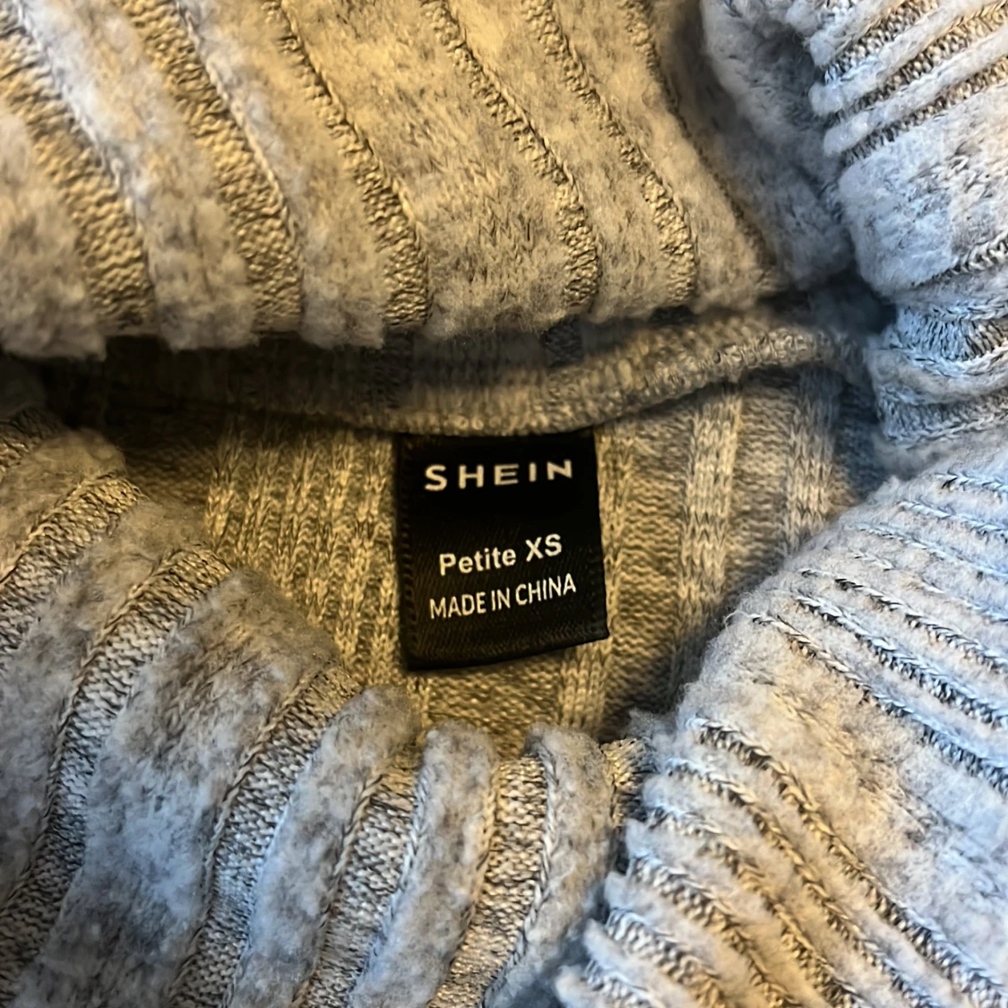 Grå ribbad polotröja - 3