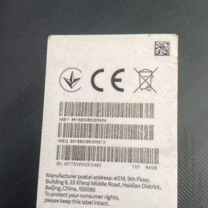 Redmi telefon till ett väldigt bra pris  - Bilderna visar en mobiltelefon av märket Redmi med sprucken skärm och etikett på baksidan. Ingen bok syns på bilderna.