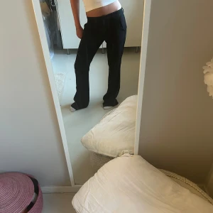 Kostymbyxor - Jätte fina low waist kostym byxor från Nelly, lite lösare i pass form! använd en gång❤️