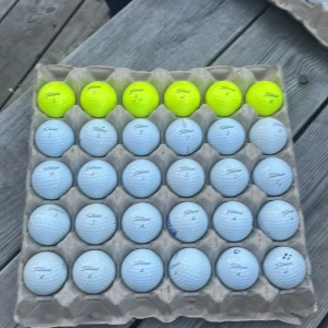 Titleist Pro V1 Golfbollar välj antal - Snygga Titleist Pro V1 golfbollar, perfekta för dig som vill ta ditt spel till nästa nivå! Blandade vita och gula bollar, redo för både träning och tävling. Passar både nybörjare och erfarna golfare som vill ha kvalitet på banan. Välj antal så kommer vi fram till ett bra pris