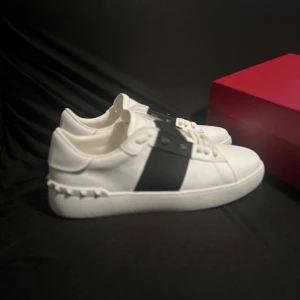Valentino Open  - "Hej säljer dessa helt nya Valentino Open  ! Lägg vantarna på dessa lyxiga sneakers direkt från butiken. Ikonisk design och kvalitet som sticker ut. 