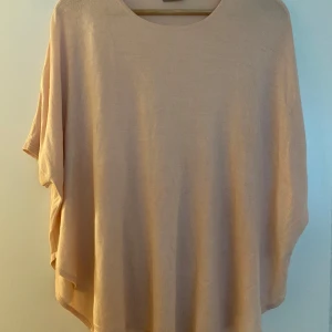 Ljusrosa  oversized stickad tröja Vero Moda - Supermjuk och oversized stickad tröja från Vero Moda i ljusrosa ton. I storlek L 💗