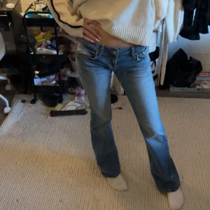 Blå ltb jeans med bootcut - Snygga lågmidjade ltb jeans! Köpta här på plick men säljer pga att dem är för små. Aldrig använda, inga defekter!❤️ Storleken är W26 L32. Priset kan diskuteras! Bilderna är lånade av hon jag köpte dem av, bara att höra av sig för egna bilder eller mått!🥰