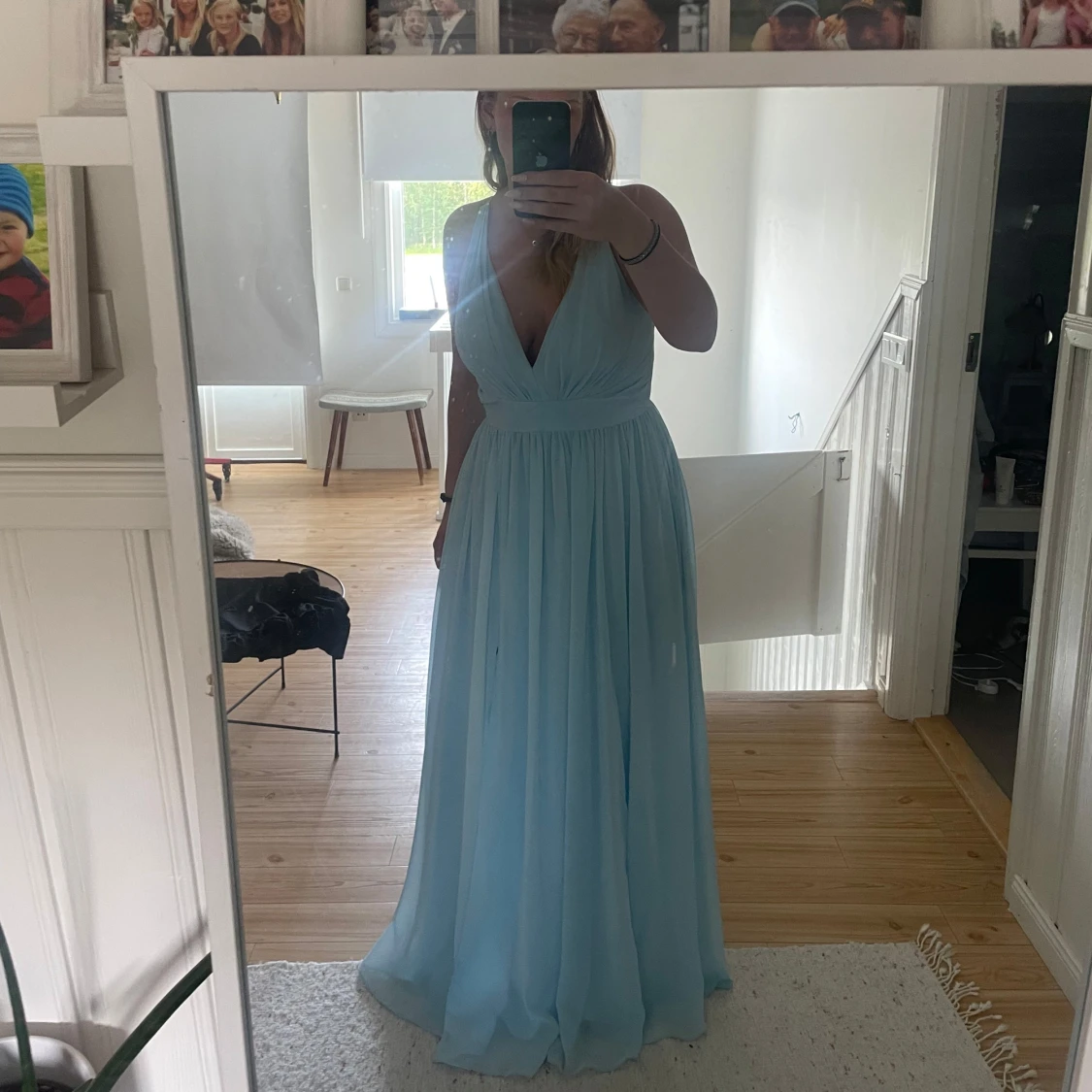 Ljusblå balklänning med v-ringning