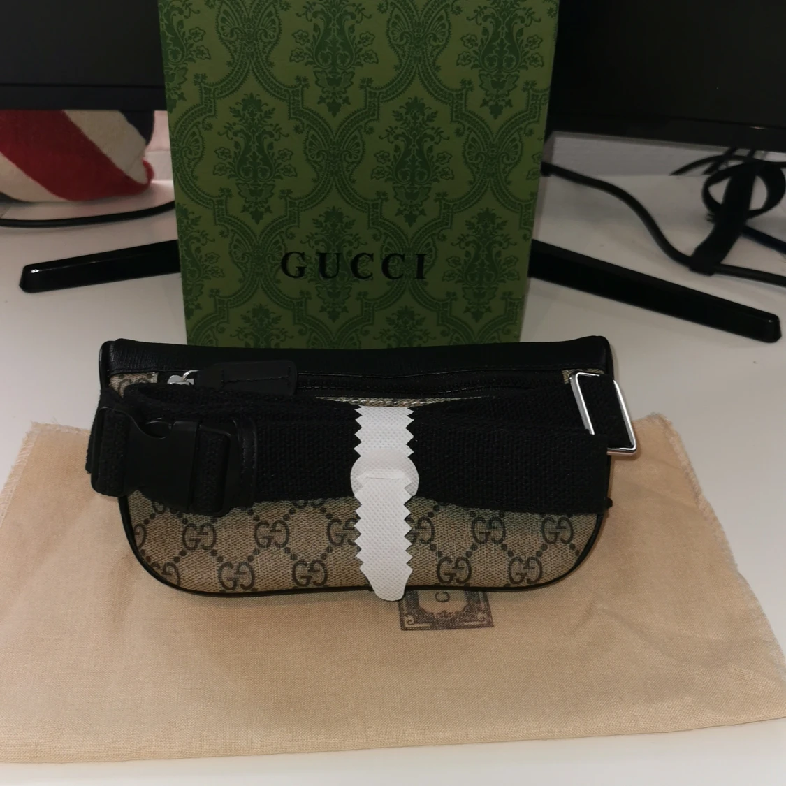 En skön magväska med G mönster  - 1