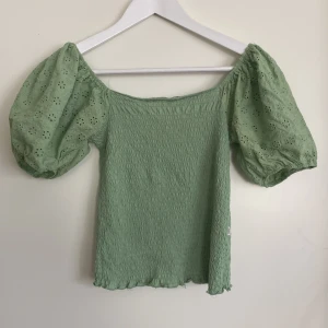 Dobber topp small  - Dobber topp small i grönt. Använd men mer att ge. 