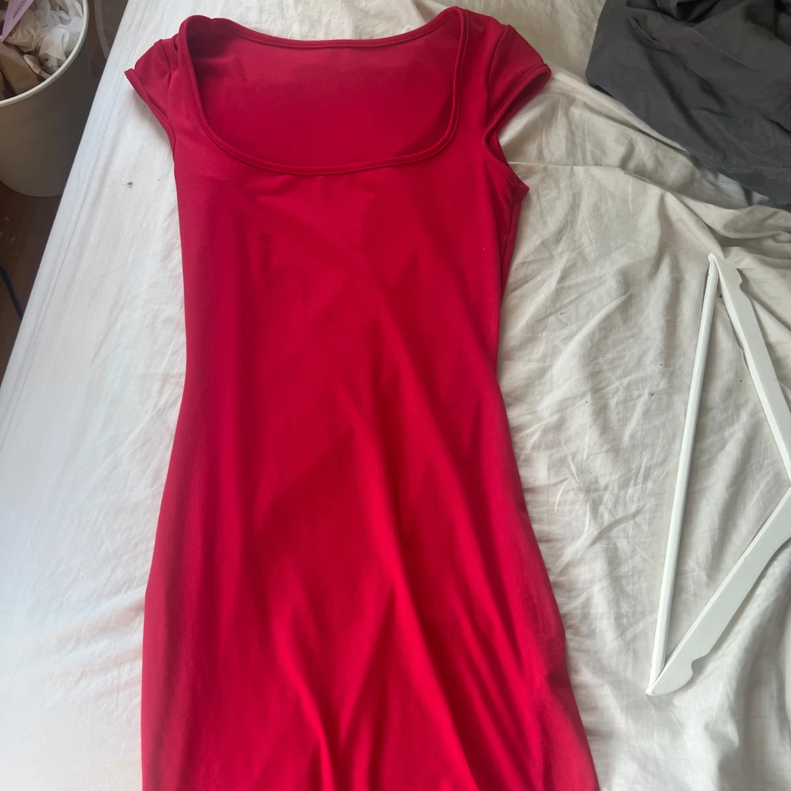 Röd kortklänning med fyrkantig ringning