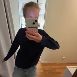 Mörkblå stickad tröja - En enkel och stilren mörkblå stickad tröja med lång ärm. Perfekt att slänga på sig när det är lite kyligare ute. Tröjan har en klassisk passform och är lätt att matcha med jeans eller kjol. Den är lite ljusare i verkligheten ❤️aningen nopprig men är inget man tänker på