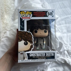 Ghostbuster Dustin (Stranger Things) - Pop! Television #549 - Samlarfigur från Stranger Things! Ghostbuster Dustin i klassisk dräkt, perfekt för fans av serien och popkultur. En cool detalj till din hylla eller present till någon som älskar Stranger Things. PRIS kan diskuteras!