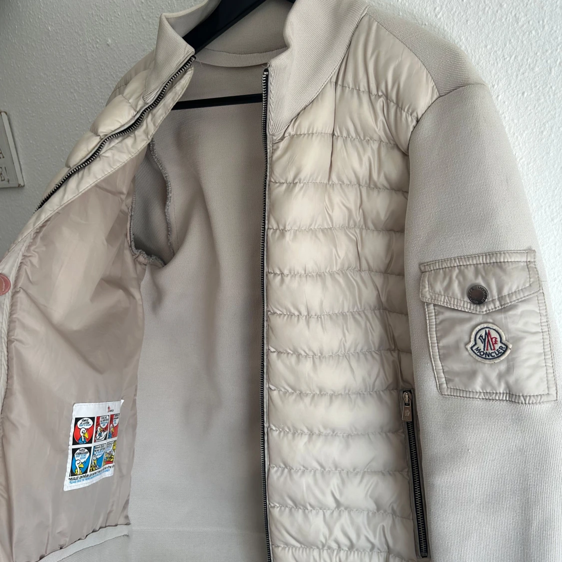 Beige pufferjacka från Moncler - 2