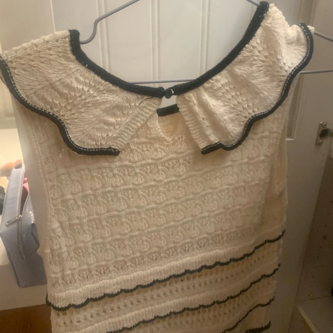 Vit top med volang från Zara - 1