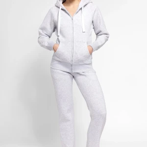 Russemerch sett  - Grå rusemerch sett, de han några fläckar som inte går bort i tvätten men annars bra skick, tröjan st M byxorna st S tall 