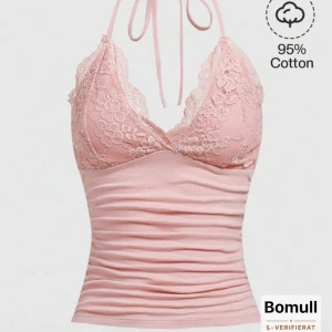 Rosa spetslinnetopp med knytband från Shein  - Supersöt ljusrosa linnetopp med spetsdetaljer och djup v-ringning. Toppen har knytband i nacken och är tillverkad i mjuk bomull med stretch. Spetsen framtill har blommigt mönster och ger en romantisk vibe. Perfekt till jeans eller kjol för en söt look. Aldrig använd, inga defekter och är som ny 🩷