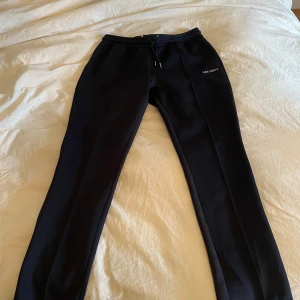 Les deux byxor  - Snygga och bekväma byxor från les deux, de är i storlek L och jag är 183 cm lång o tycker att de sitter bra. Skicka gärna iväg ett prisförslag! 