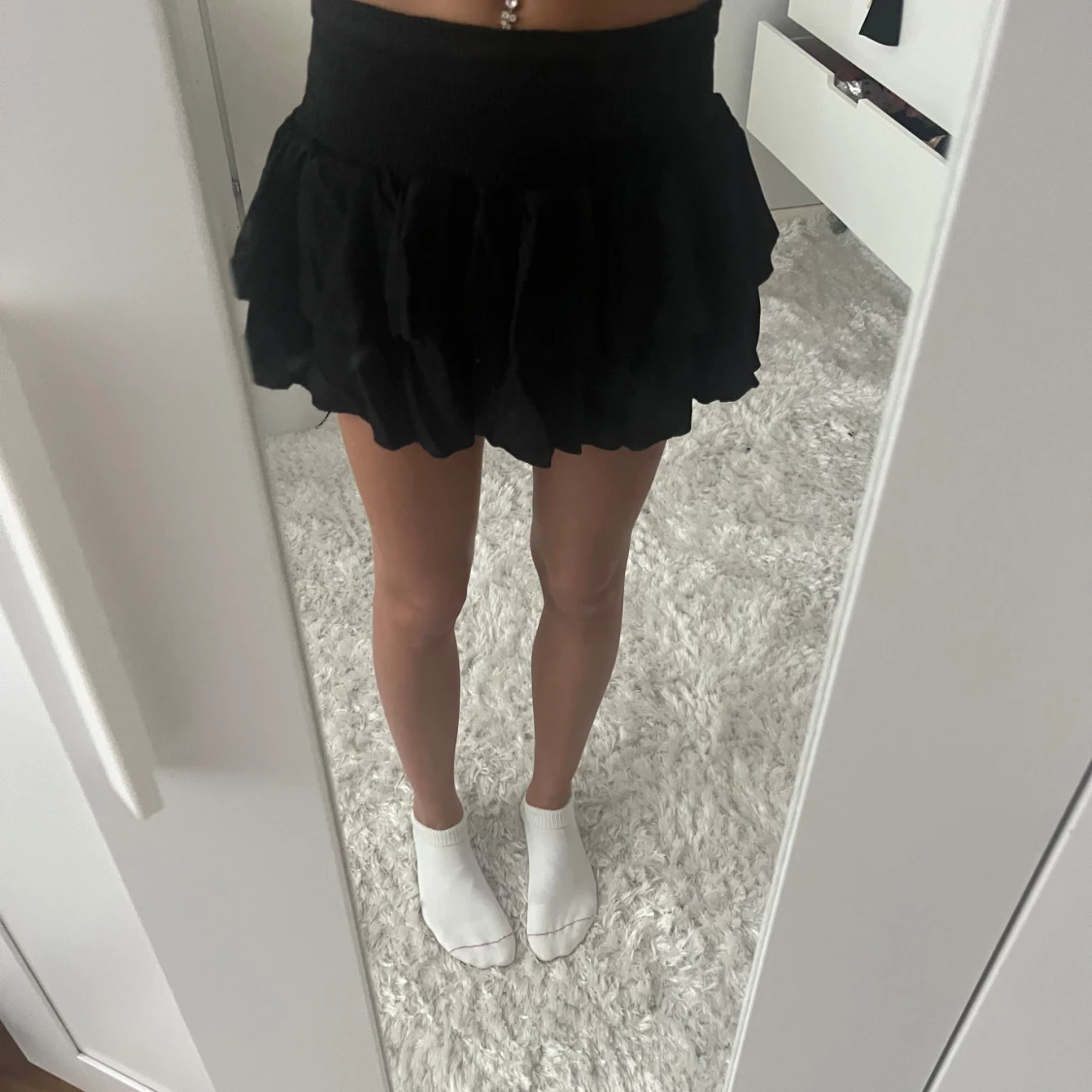 Svart volangkjol med resårmidja - 1