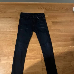 Mörkblå Replay Newbill jeans - Snygga mörkblå jeans från Replay, modell Newbill. Klassisk femficksdesign med Replay-logga på fickan och metallknapp framtill. Jeansen har en rak passform och är tillverkade i mjukt denimtyg som sitter skönt hela dagen.