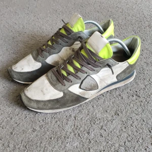 Philippe Model Skor - Tjena, säljer nu mina Philippe models. Skorna är i fint skick, även om dom har lite slitage såsom sulan och lite på skon, men det är ingenting som påverkar helhetsintrycket. Skorna är även sprayade med vattenavstötande spray, vilket gör att dom är vattentäta till en viss grad. Jag köpte dom för 2700 kr men säljer bara för 899! Bara att skriva om du har frågor. Billigare pris vid snabb affär.