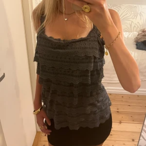 Volanglinne från Rosemunde - Superfint mörkgrönt volanglinnet från Rosemunde med flera lager volanger och spetsdetaljer. Den är gjord av 70% siden och 30% bomull. Står strlk xs men skulle säga att den passar mer S-M, eftersom den är för stor för mig.😫💖för frågor är de bara att skriva💕