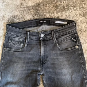 Svarta replay jeans slim fit  - Säljer dessa svart-gråa jeans väldigt fina passform perfekt säljer pågrund av att dom är för små skick 10/10 rekommenderar verkligen skulle verkligen behålla om dom inte var för små 