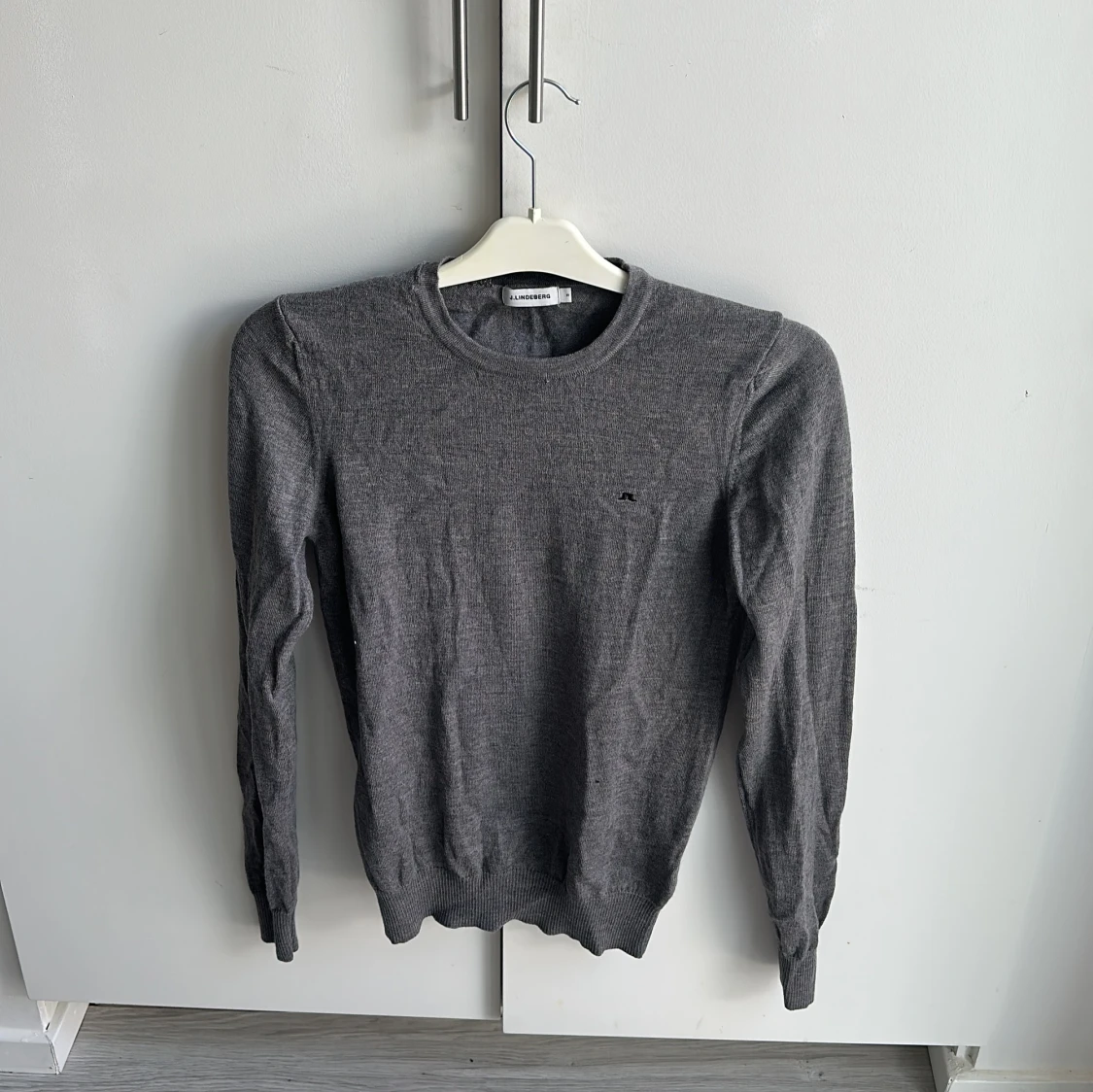 Grå stickad tröja från J.Lindeberg