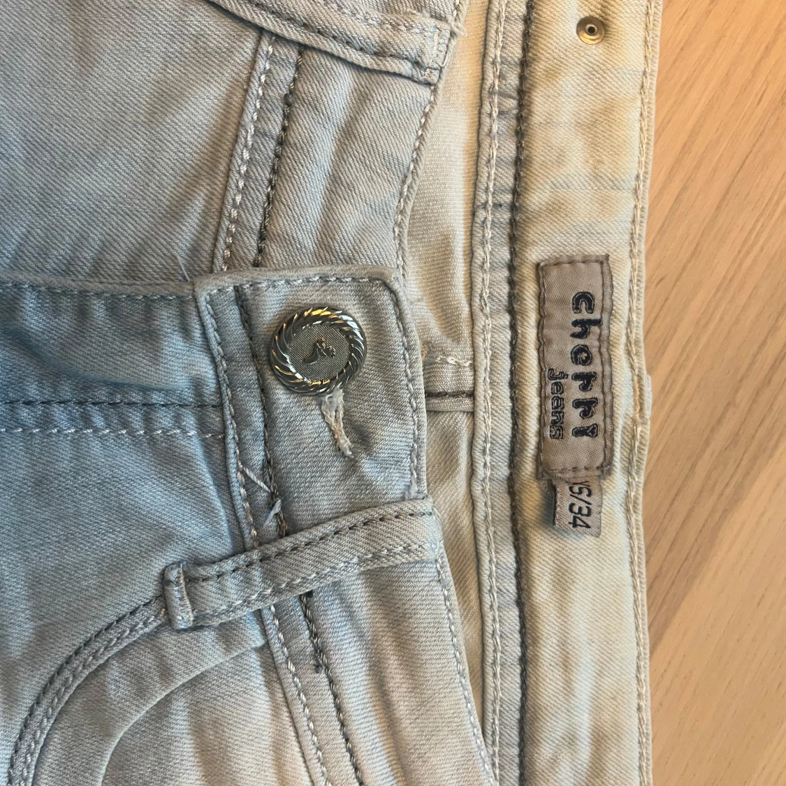 Ljusblåa jeansshorts från Cherri - 2