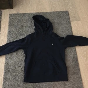 Polo ralph Laurent hoodie  - Hejsan! Säljer nu min polo ralph Laurent hoodie, den är använd ca 10 gånger och är relativt ny! Den är väldigt mjuk och skön, den passar till många stilar. Skriv vid funderingar till mig