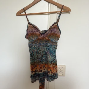 Mönstrad vintage topp med knytdetalj - Mönstrad topp med knytdetalj i ryggen. Otroligt fin och i gott skick!