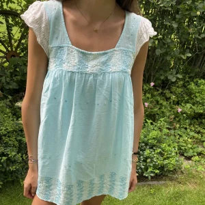 Klänning  - Kort klänning/blus i jättefin ljusblå med söta detaljer!🤍