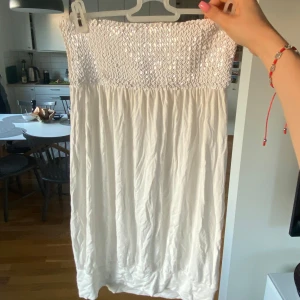 Vit tubtopp med paljetter - Jättefin tubtopp med paljetter