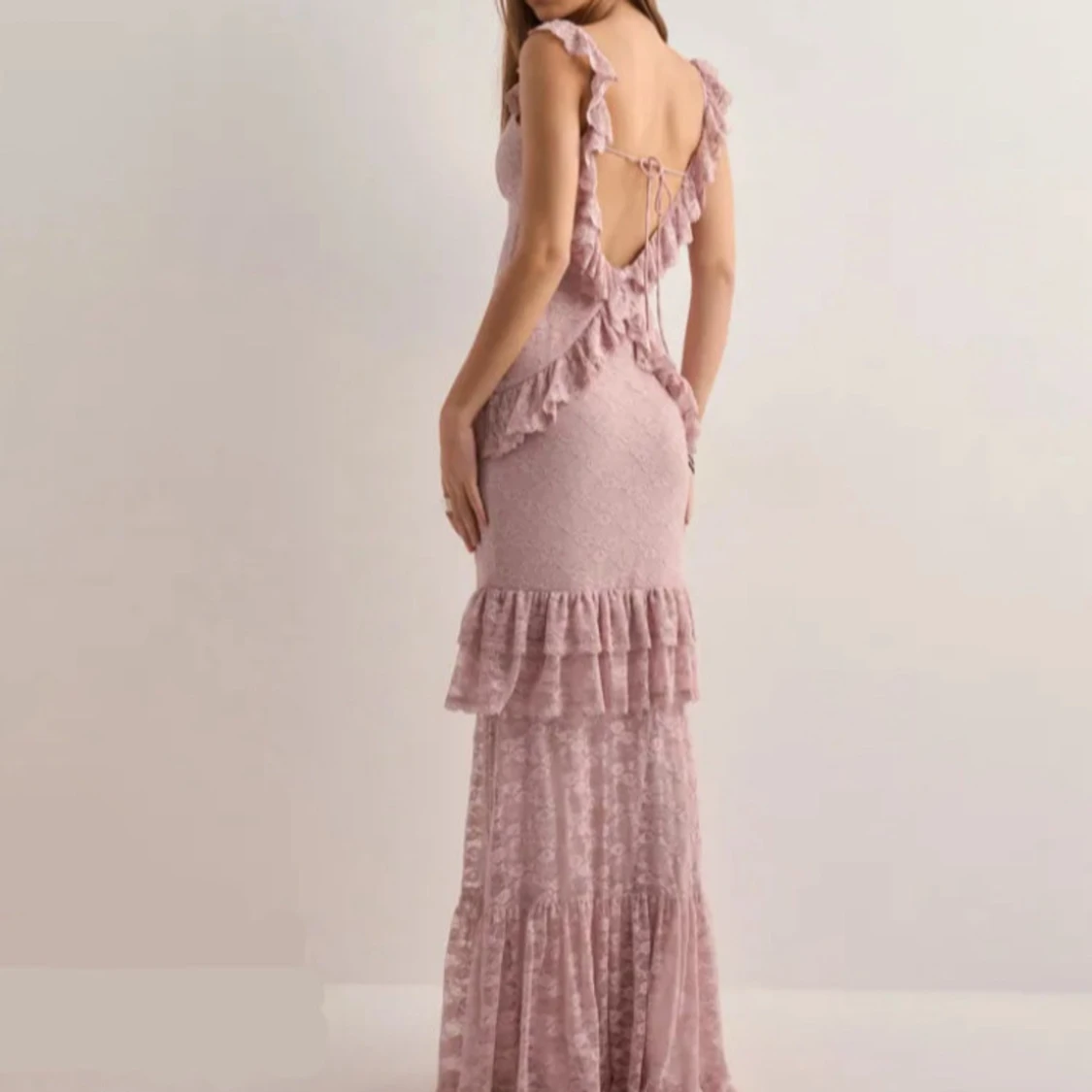 Ljusrosa långklänning med volanger - 1