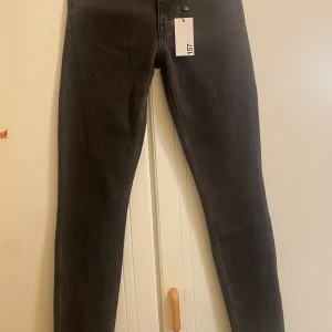 Svarta slim jeans från 157, XXS - Svarta jeans från 157 i modellen Nail, midwaist och slim fit. Klassisk femficksdesign och smala ben. Jeansen är i stretchig bomullsblandning och passar dig som gillar en clean och enkel look.