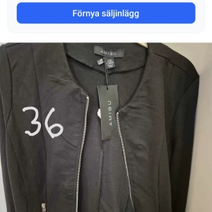 Svart jacka från Amisu med dragkedja - Fin svart jacka i storlek 36, helt ny