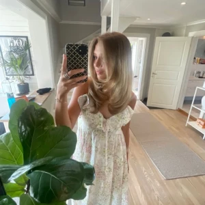 Blommig sommarklänning med volang - Supersöt blommig klänning i ljusa pastellfärger med volangdetalj vid bysten och axelbandslös design. Perfekt flowy passform och luftig känsla, perfekt för varma dagar. Långklänning perfekt till midsommar, storlek S och från Hm. Prislapp är kvar. Osäker på om jag vill behålla därav priset💞
