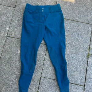 Blå ridbyxor från Ariat - Säljer blå ridbyxor från Ariat, endast testade. Är som en S men kan dubbelkolla storlek vid intresse