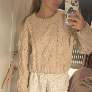 Mysig stickad tröja - Säljer denna supermysiga stickade tröja!! 💓💓 den är kräm-färgad ☺️