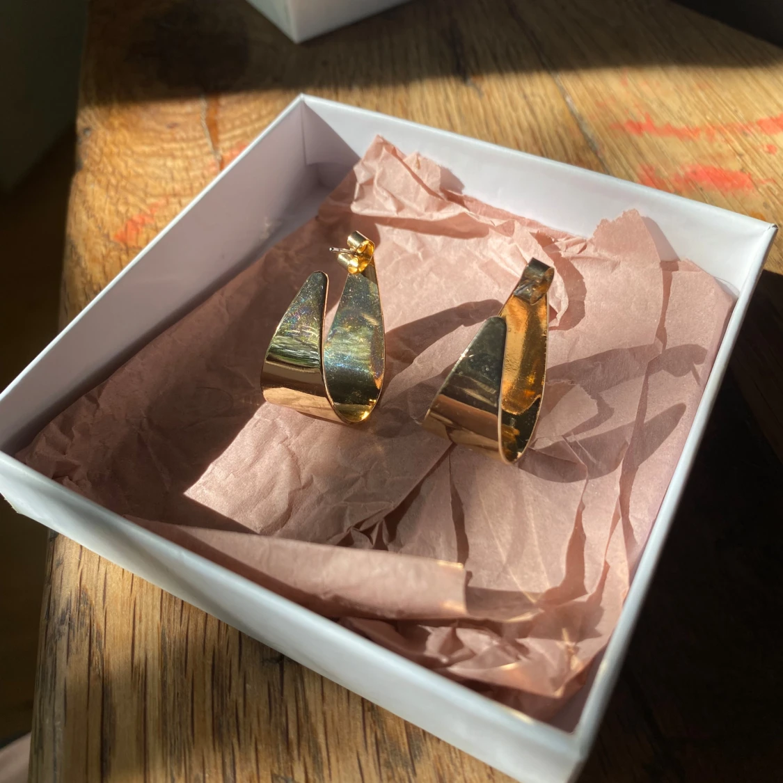 Guldiga statement örhängen - 1