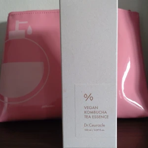 Dr.Ceuracle Vegan Kombucha Tea Essence - Vegan Kombucha Tea Essence från Dr.Ceuracle i en stilren beige förpackning. Innehåller 150 ml essence som ger huden fukt och näring med kombucha och te-extrakt. Perfekt för dig som vill ha en fräsch och återfuktad känsla i ansiktet.