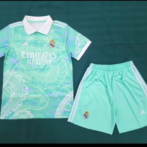 Real Madrid mintgrön fotbollströja set - Snyggt Real Madrid fotbollströja och shorts i mintgrönt med vit krage och detaljer. Båda är ej använda och Kmr i storlek S,M,L 