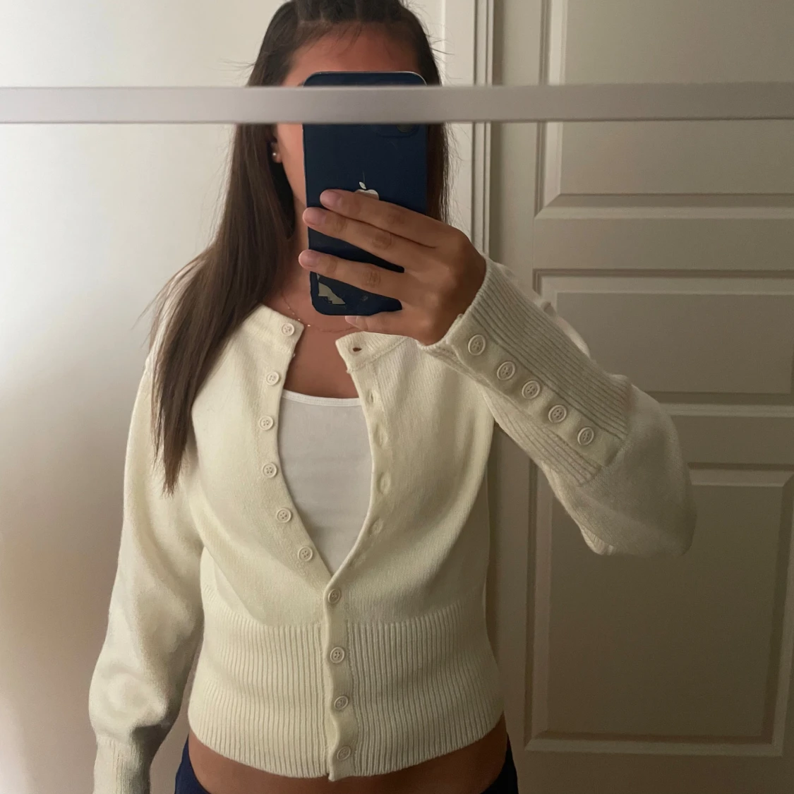 Krämvit kofta med knappar